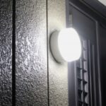 不審者の侵入防止には?センサーライトの設置が効果的
